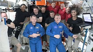 Barry Wilmore (all'estrema sinistra) e Suni Williams (all'estrema destra) hanno accolto Nick Hague della NASA (davanti a sinistra) e Alexander Gorbunov di Roskosmos (davanti a destra).