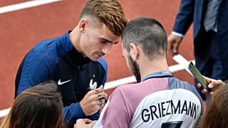 لاعب منتخب فرنسا أنطوان غريزمان يتحكم بالكرة خلال مباراة كرة القدم بين فرنسا وأيسلندا في ملعب ستاد دو فرانس في سان دوني خارج باريس، فرنسا، يوم الاثنين، 25 مارس/آذار 2019