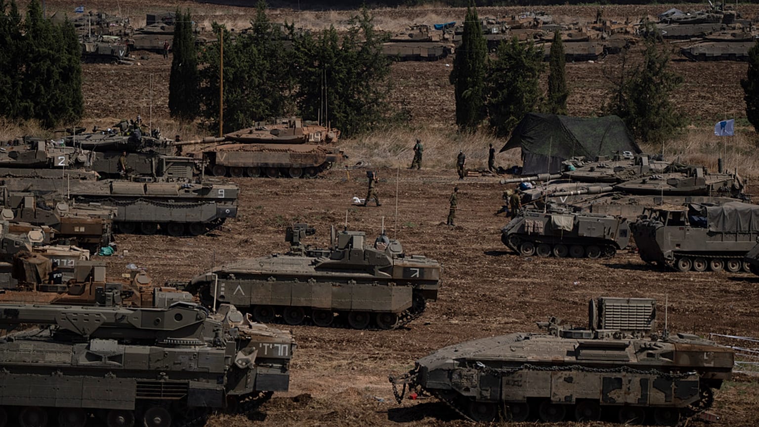 İsrail askerleri, tanklar ve zırhlı personel taşıyıcıları (APC) üzerinde çalışıyor, 30 Eylül 2024.