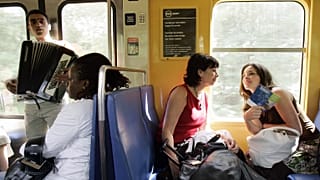 Архив: музыкант, играющий на аккордеоне в поезде RER B из аэропорта Руасси, Париж, август 2006 г.