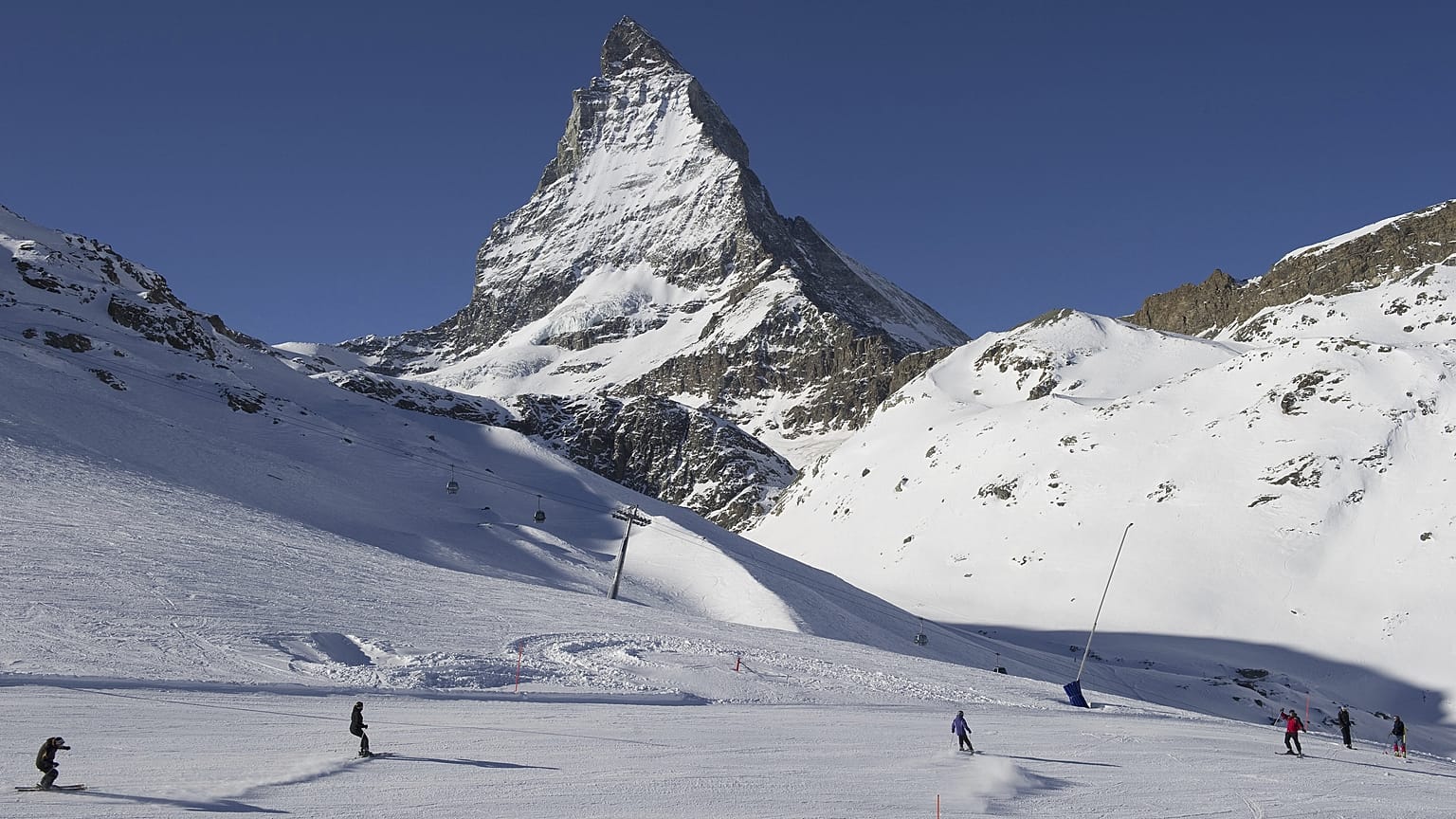 Síelők a Matterhorn előtt