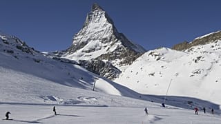 Síelők a Matterhorn előtt