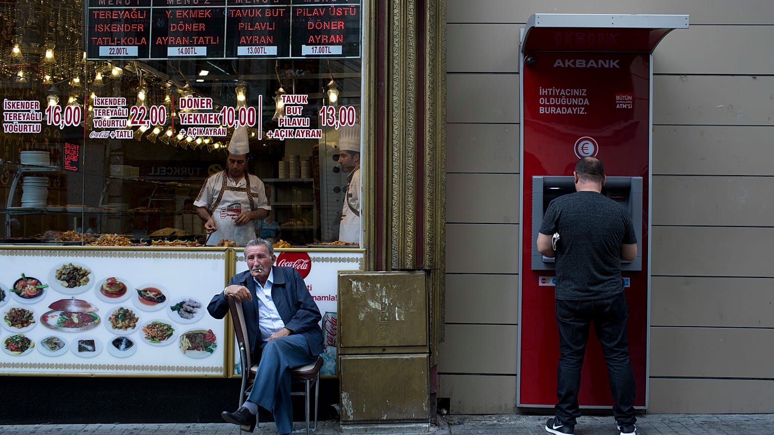 Türkiye'de yerel ev yemekleri satan bir dükkanın yanındaki Akbank ATM'sinde bir kişi işlem yapıyor, 20 Temmuz 2016