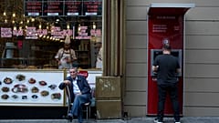 Türkiye'de yerel ev yemekleri satan bir dükkanın yanındaki Akbank ATM'sinde bir kişi işlem yapıyor, 20 Temmuz 2016