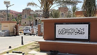 جنود ليبيون يحرسون بوابة مقر البنك المركزي بطرابلس في ليبيا