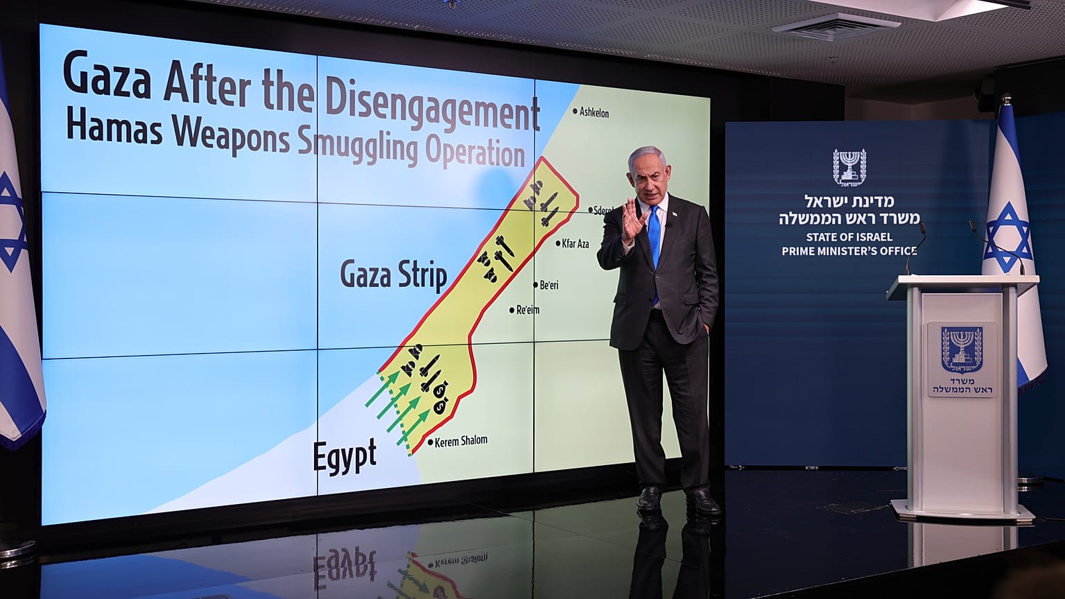 İsrail Başbakanı Binyamin Netanyahu bir basın açıklamasında Gazze'deki duruma yönelik haritada anlatım yapıyor, 4 Eylül 2024 