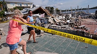 Besitzer und Angestellte von Roy's Restaurant begutachten das von der Sturmflut zerstörte Geschäft nach dem Hurrikan Helene in Florida.