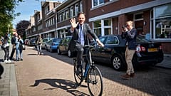 Mark Rutte auf seinem Fahrrad nach der Stimmabgabe bei den EU-Wahlen 2019