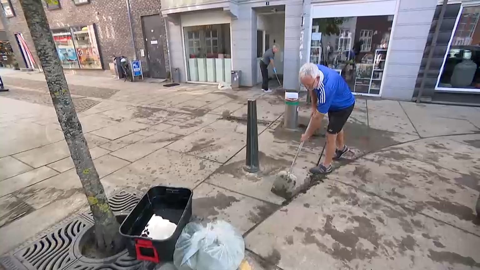Aufräumen nach Hochwasserschäden in Dänemark