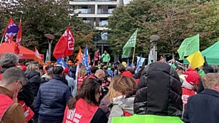Milhares de trabalhadores do sector essencial manifestam-se em Bruxelas por condições de trabalho justas.