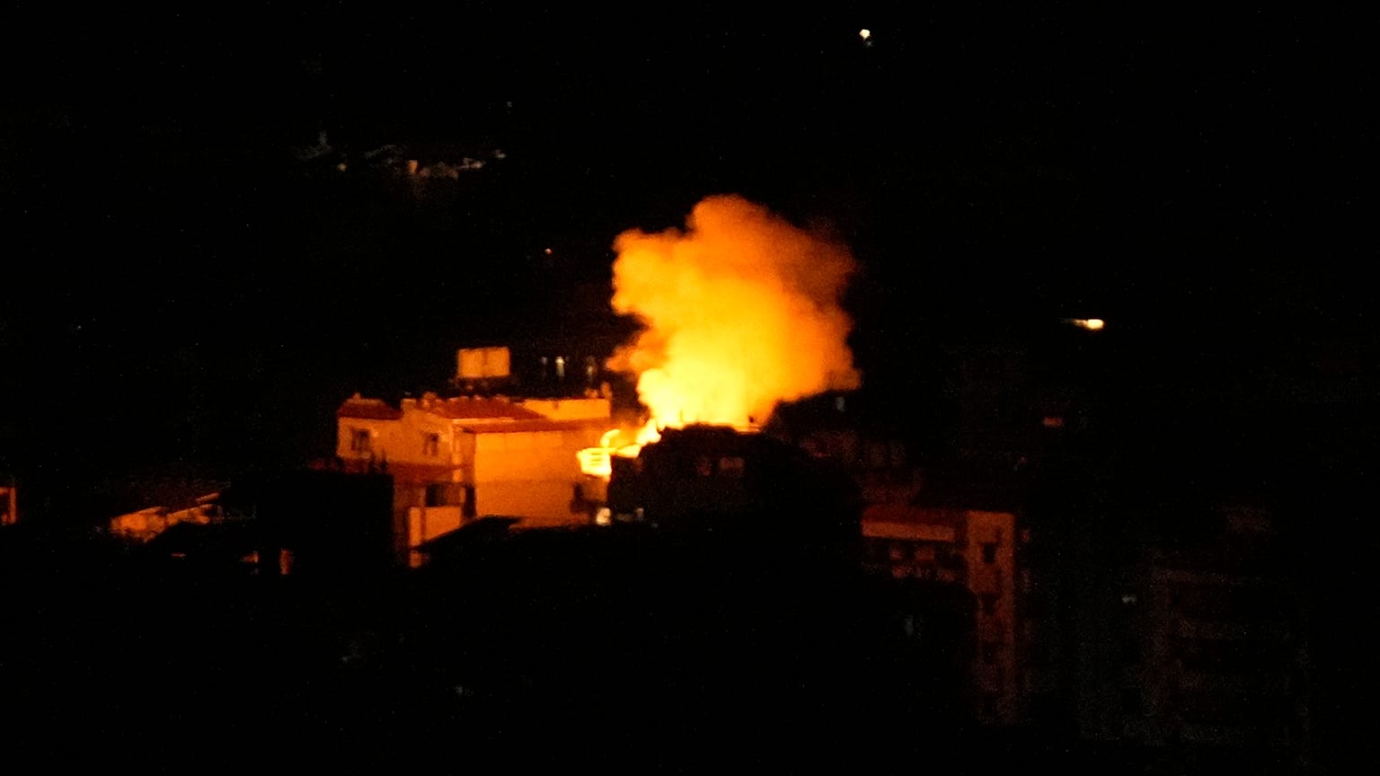Ο ισραηλινός στρατός χτύπησε και κτίρια στα νότια προάστια της Βηρυττού