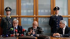 Le procureur national anti-mafia Giovanni Milillo, le procureur de Milan Marcello Viola et le commissaire de police de Milan Bruno Maria Megale assistent à une conférence de presse au c