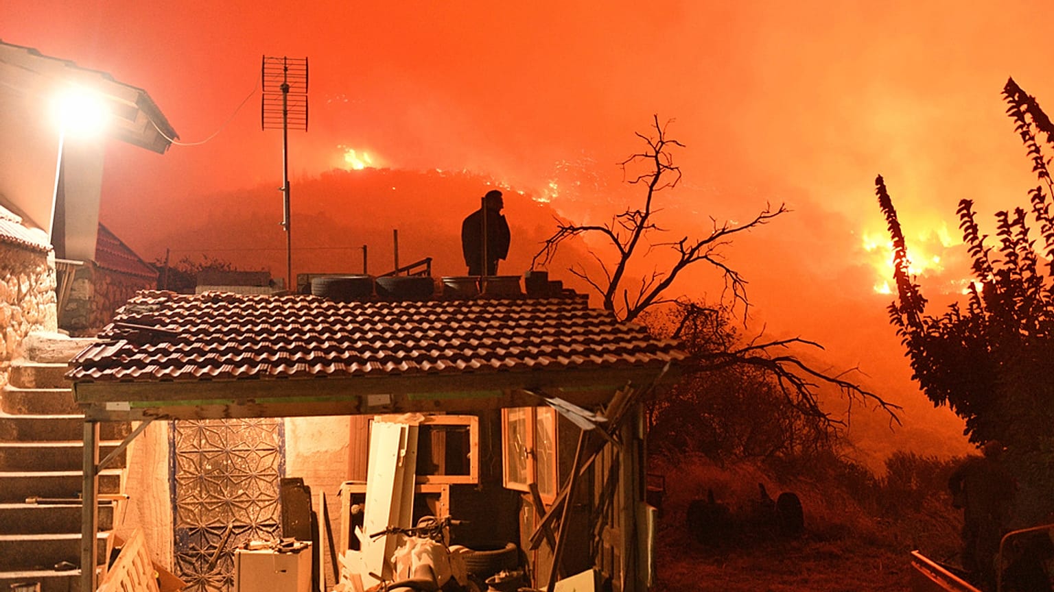 Οι φλόγες προσεγγίζουν το χωριό Καλλιθέα στην μεγάλη πυρκαγιά που ξέσπασε στο Ξυλόκαστρο Κορινθίας