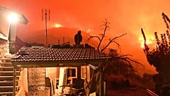 Οι φλόγες προσεγγίζουν το χωριό Καλλιθέα στην μεγάλη πυρκαγιά που ξέσπασε στο Ξυλόκαστρο Κορινθίας