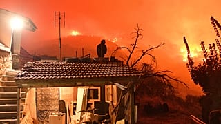 Οι φλόγες προσεγγίζουν το χωριό Καλλιθέα στην μεγάλη πυρκαγιά που ξέσπασε στο Ξυλόκαστρο Κορινθίας