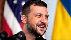 Ukrayna Cumhurbaşkanı Volodimir Zelenskiy, ABD Başkan Yardımcısı Kamala Harris'in konuşmasını dinliyor, 26 Eylül 2024.