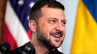 Ukrayna Cumhurbaşkanı Volodimir Zelenskiy, ABD Başkan Yardımcısı Kamala Harris'in konuşmasını dinliyor, 26 Eylül 2024.