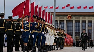 Şeref kıtası üyeleri, 30 Eylül 2024 Pazartesi günü Pekin'de Şehitler Günü'nün 75. yıldönümü münasebetiyle düzenlenecek tören öncesinde prova yapıyor.