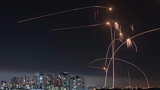 نظام الدفاع الصاروخي الإسرائيلي ”القبة الحديدية“ يطلق صواريخ اعتراضية على الصواريخ التي تطلق من قطاع غزة، في عسقلان، جنوب إسرائيل. الخميس، 11 مايو 2023.