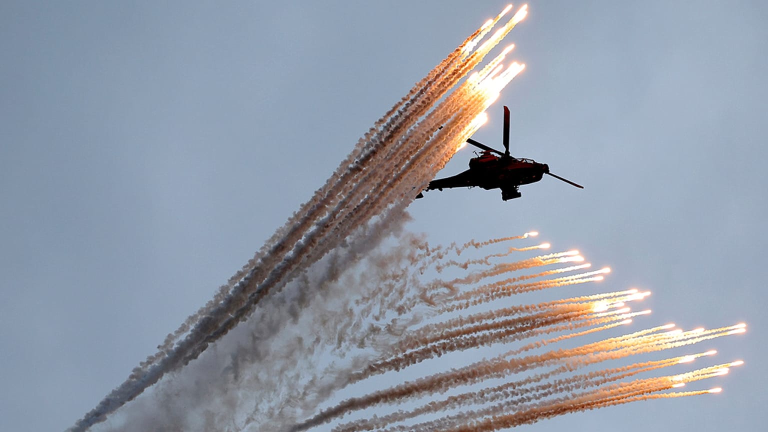 Um helicóptero Apache do exército sul-coreano dispara foguetes durante uma celebração para marcar o 76º aniversário do Dia das Forças Armadas da Coreia, em Seongnam, Coreia do Sul, terça-feira, 1 de outubro de 2024