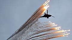 Un hélicoptère Apache de l'armée sud-coréenne tire des fusées éclairantes lors d'une célébration du 76e anniversaire de la Journée des forces armées coréennes, à Seongnam, en Corée du Sud, le mardi 1er octobre 2024.