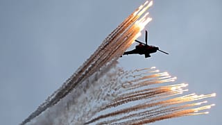 Un hélicoptère Apache de l'armée sud-coréenne tire des fusées éclairantes lors d'une célébration du 76e anniversaire de la Journée des forces armées coréennes, à Seongnam, en Corée du Sud, le mardi 1er octobre 2024.