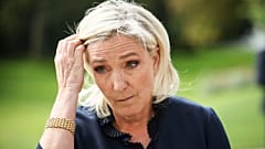 Fransız aşırı sağcı lider Marine Le Pen 26 Ağustos 2024 Pazartesi günü Paris'te Elysee Sarayı'nda el hareketi yapıyor.