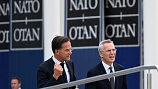 Ο Μαρκ Ρούτε (αριστερά) και ο Γενς Στόλτενμπεργκ κατά την άφιξή τους στην έδρα του ΝΑΤΟ την 1η Οκτωβρίου