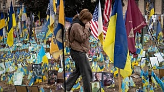 Eine Frau während einer landesweiten Schweigeminute zum Gedenken an die gefallenen Soldaten, die ihr Heimatland im Krieg mit Russland verteidigt haben.