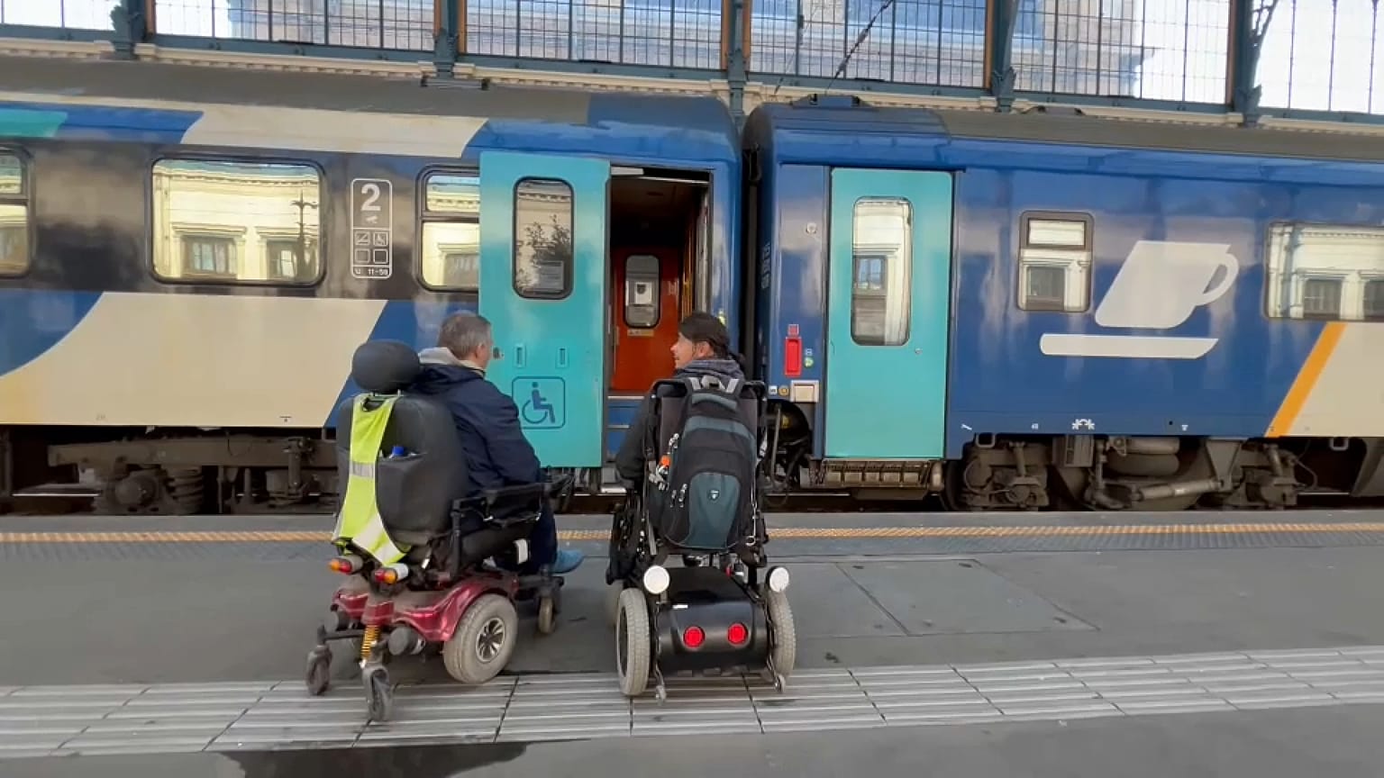 Kerekesszékesek a Nyugatiban felszállásra várva