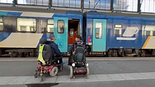 Kerekesszékesek a Nyugatiban felszállásra várva
