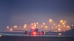 Ein Frachtflugzeug vom Typ Boeing 757-222 hebt vom Flughafen Leipzig/Halle ab.