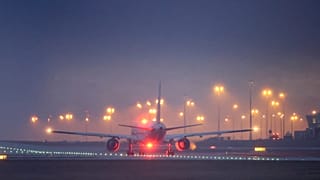 Bir Boeing 757-222 kargo uçağı Leipzig/Halle Havalimanı'ndan havalanır.