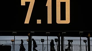Des personnes traversent un pont portant la date du 7.10, marquant l'attaque du Hamas contre Israël, à Ramat Gan, le 6 octobre 2024.