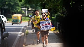 Des Tibétains en exil crient des slogans contre la situation des droits de l'homme au Tibet lors d'une manifestation.