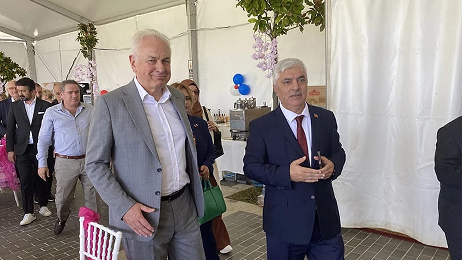 Beykoz Belediye Başkanı Alaattin Köseler (solda) ile Ahmet Karahan açılışta yer aldı.