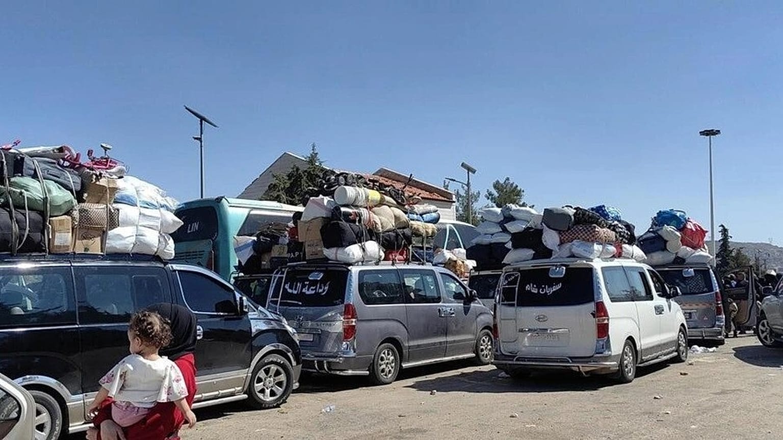 İsrail'in Lübnan'daki hava saldırılarından kaçan aileler Salı günü Suriye sınırına ulaştı.