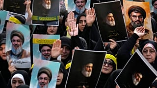 Tahran'da insanlar İsrail saldırısında ölen Hizbullah militanlarının lideri Hasan Nasrallah'ın fotoğrafının yer aldığı posterleri taşıyor, 30 Eylül 2024
