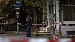 Policiers sur les lieux d'un attentat dans le quartier d'Oerlikon à Zurich.