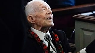 الرئيس السابق جيمي كارتر يحيي الحاضرين أثناء مغادرته مراسم جنازة زوجته في جورجيا 29 نوفمبر 2023