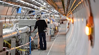 Un técnico trabaja en el túnel del Gran Colisionador de Hadrones del CERN.