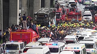 Kurtarma ekipleri, Bangkok banliyösünde alev alan okul servisinin etrafında toplandı, 1 Ekim 2024.