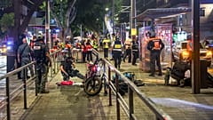 La police israélienne et les secouristes se tiennent près d'un corps après une fusillade à Jaffa, un quartier mixte arabo-juif de Tel Aviv, Israël, le mardi 1er octobre 2024. 