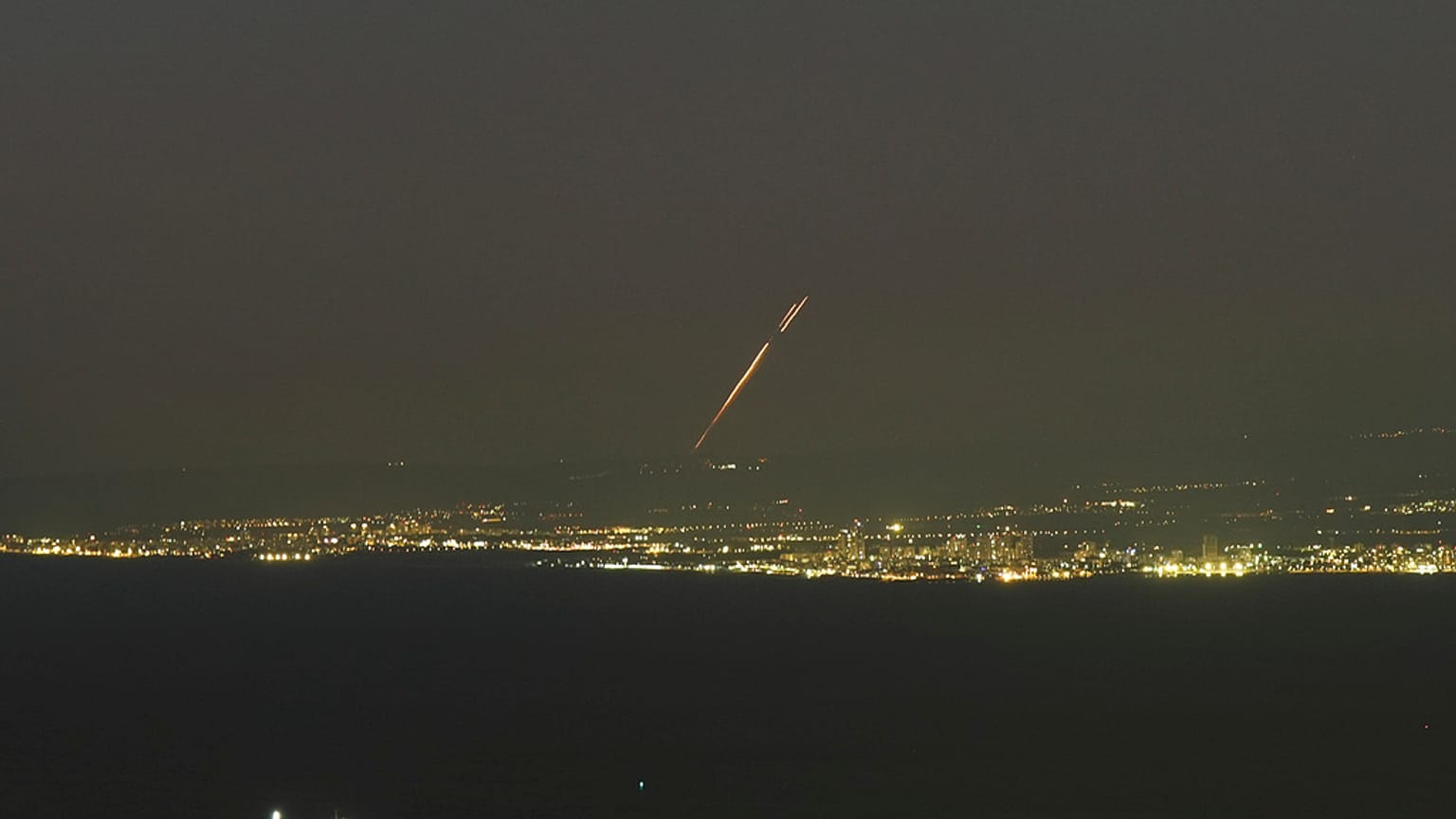 Des missiles lancés par l'Iran en direction d'Israël sont visibles dans la ville de Naplouse, en Cisjordanie.