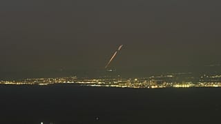 Des missiles lancés par l'Iran en direction d'Israël sont visibles dans la ville de Naplouse, en Cisjordanie.