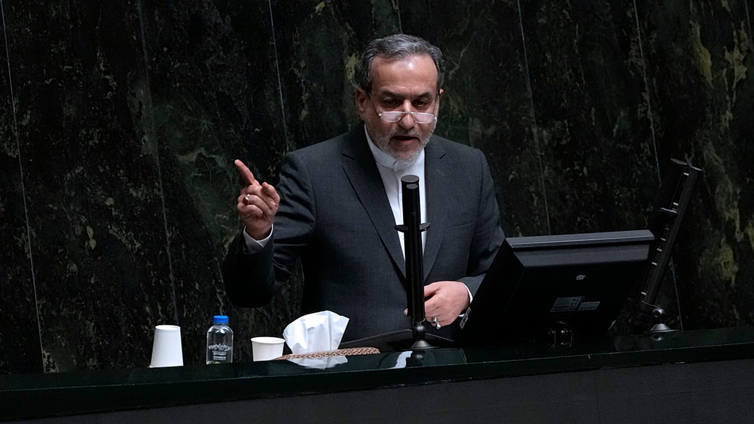 Abbas Arakçi, İran'ın başkenti Tahran'daki mecliste konuşuyor, 18 Ağustos 2024