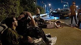 Israelitas refugiam-se na cidade de Rosh Ha'in a 1 de outubro de 2024