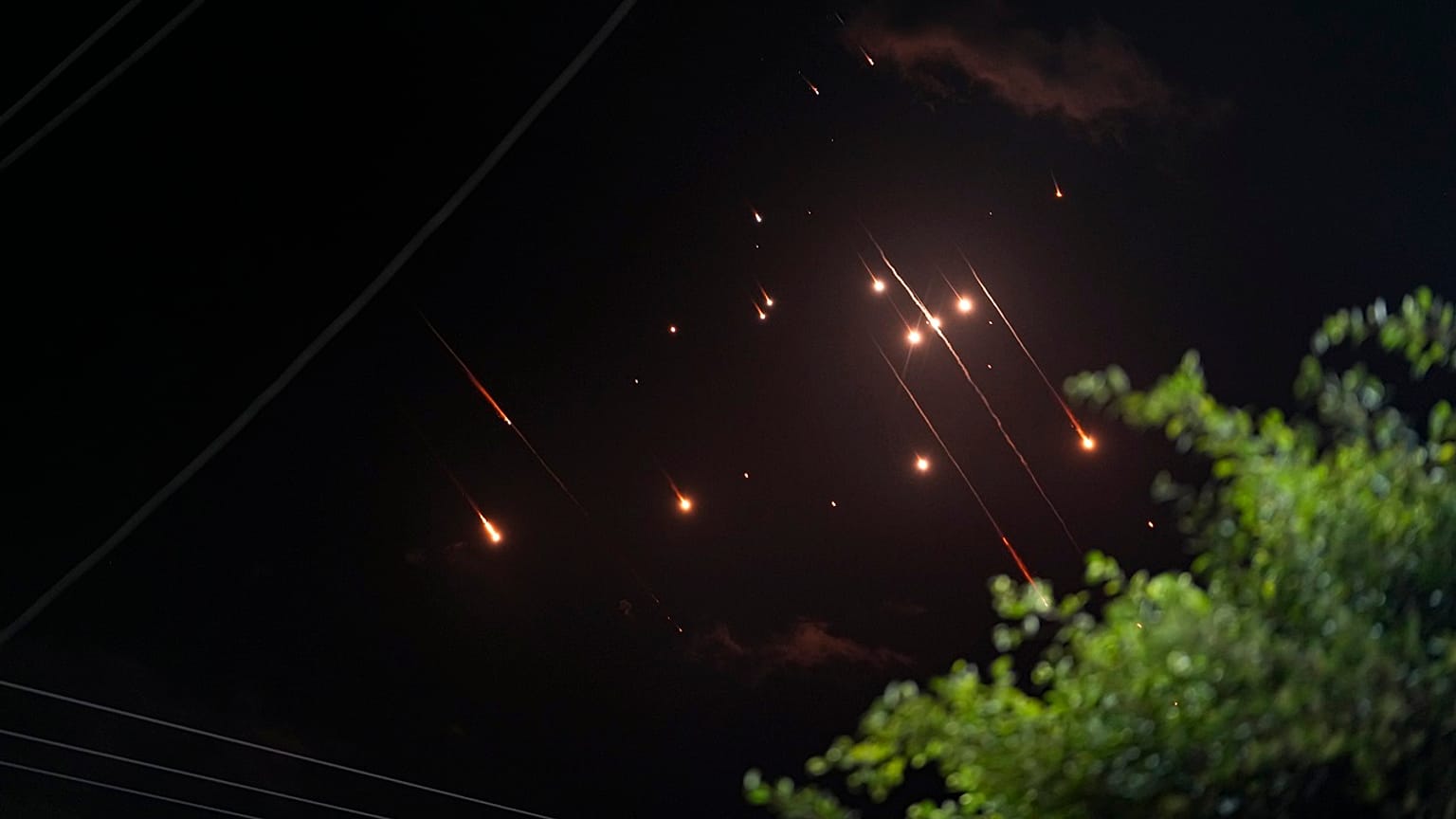 Mísseis lançados do Irão em direção a Israel cruzam o céu noturno, vistos de Deir al-Balah, na Faixa de Gaza, terça-feira, 1 de outubro de 2024.
