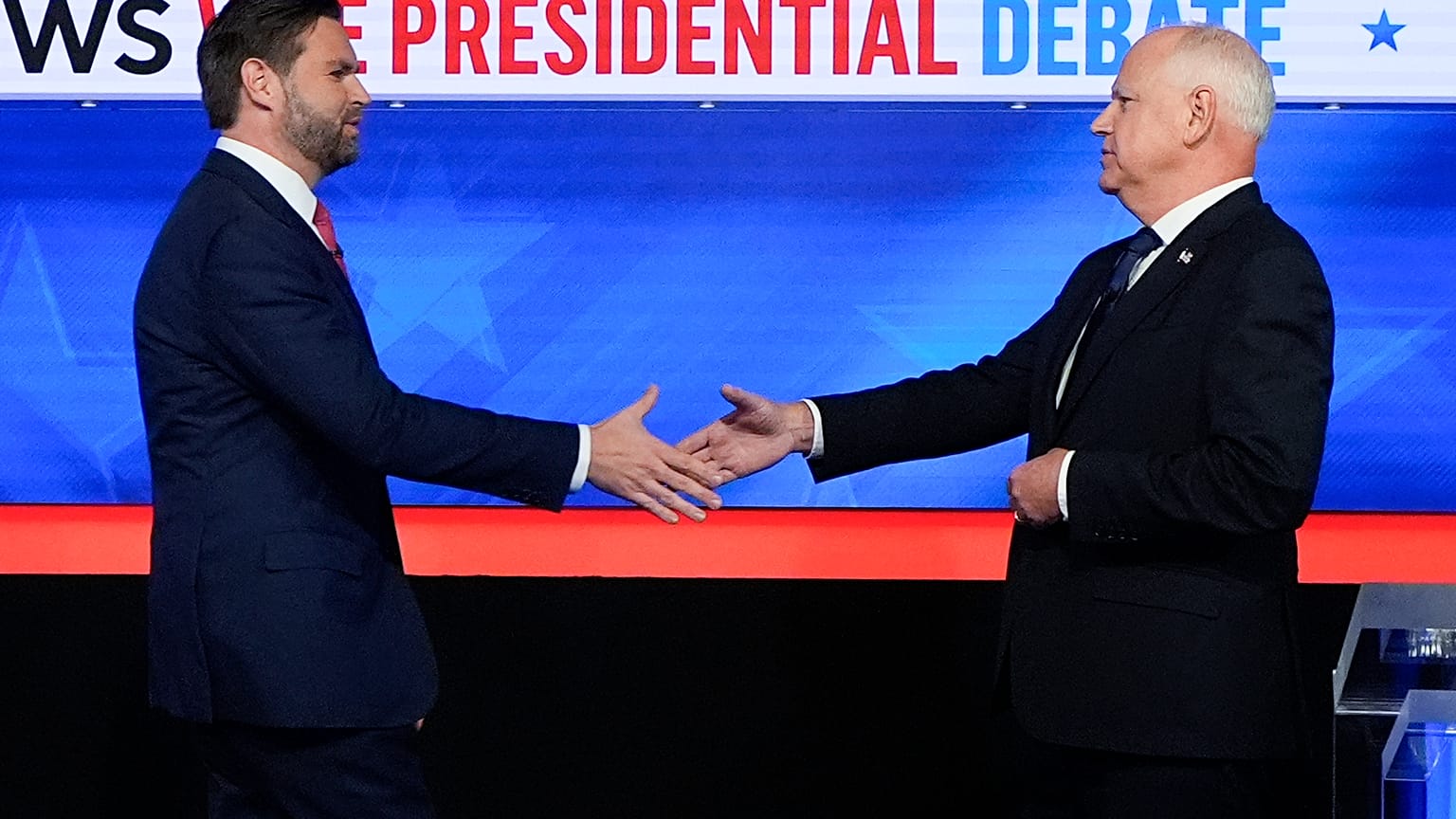 JD Vance y Tim Walz se saludan en el debate.