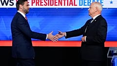 Cumhuriyetçi başkan yardımcısı adayı Senatör JD Vance, R-Ohio, solda ve Demokrat başkan yardımcısı adayı Minnesota Valisi Tim Walz el sıkışıyor.